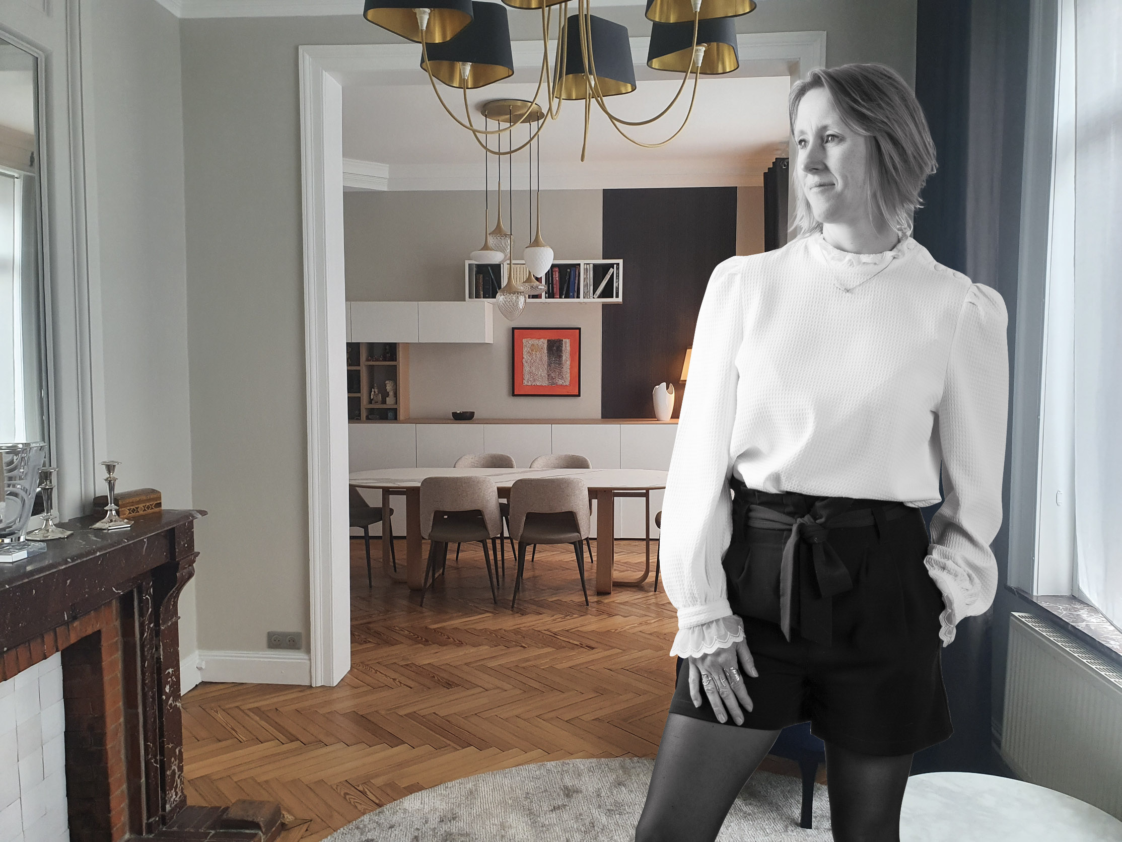 Pauline Dumont dans un intérieur moderne qu'elle a composé — salon contemporain avec parquet point de Hongrie, lustre sculptural et fauteuil velours bleu
